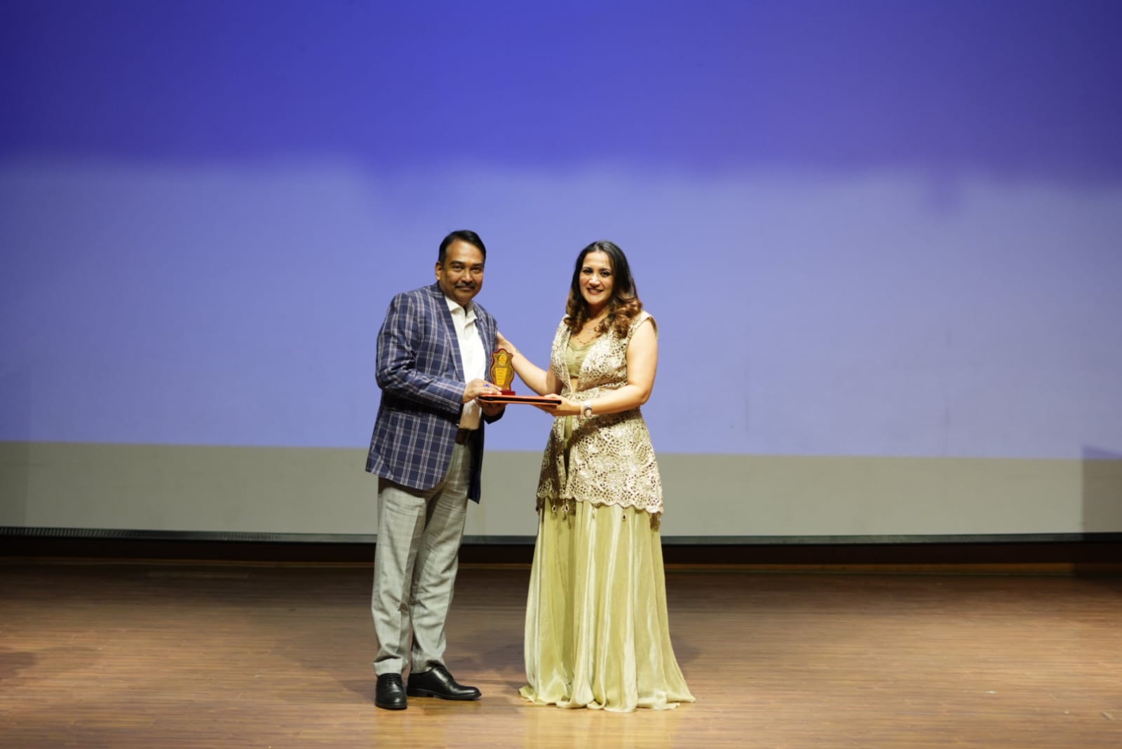 Acharya Niraj Kumar receiving stage award