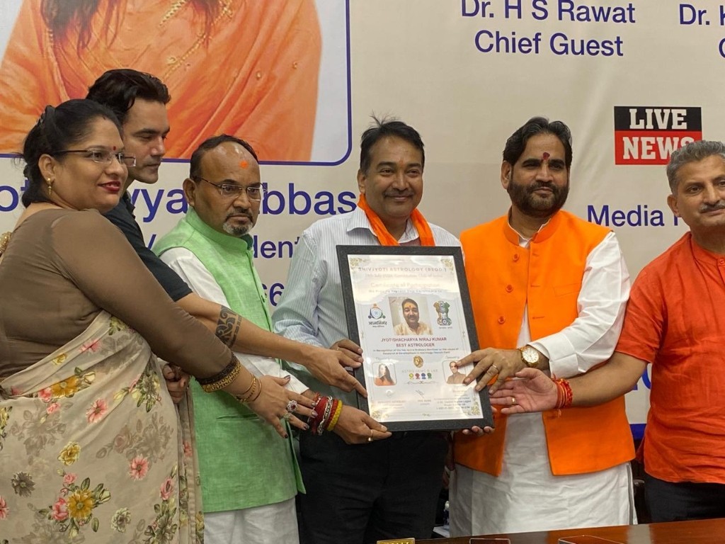 Acharya Niraj Kumar receiving Best Astrologer award