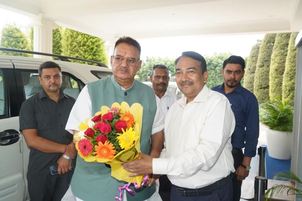 Acharya Niraj Kumar receiving floral greeting from senior dignitary