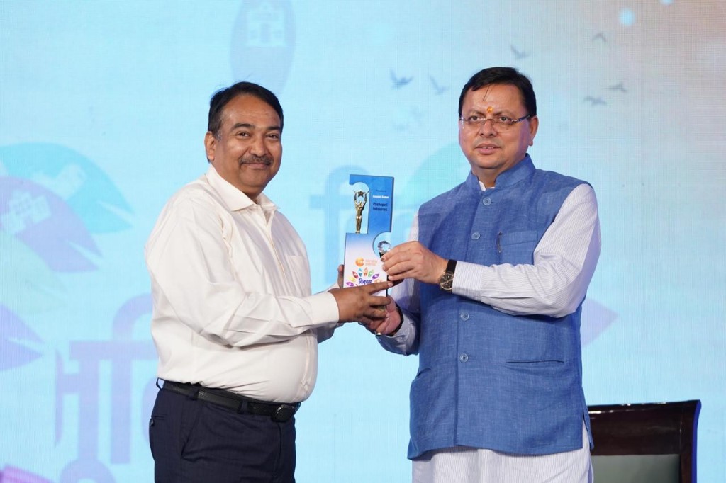 Acharya Niraj Kumar receiving felicitation honor and memento